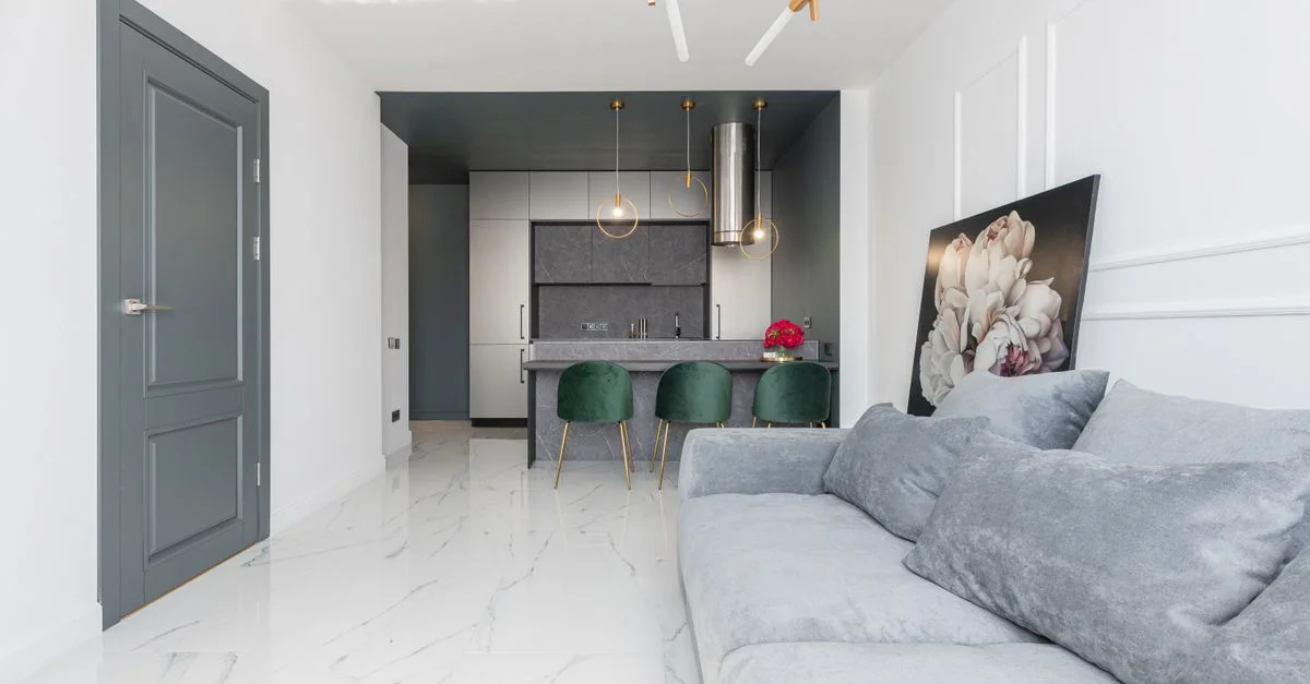 Appartement moderne spacieux avec décoration élégante et éléments de design minimaliste.